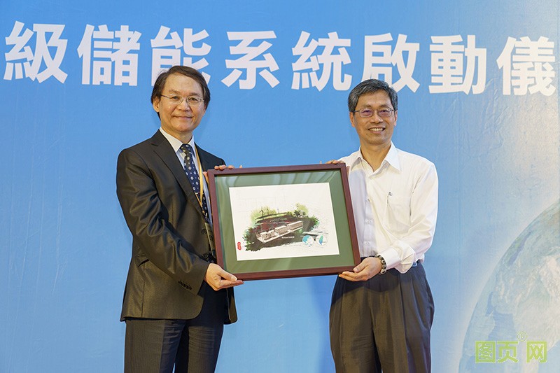 03-臺達儲能解決方案獲得沃旭能源肯定，裝置于沃旭捐贈彰化師范大學的示范案場，彰師大郭艶光校長(左)特向臺達能源基礎設施暨工業解決方案事業群總經理張建...