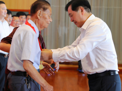 牢記初心使命，堅定理想信念 天康集團黨委舉行“光榮在黨50年”紀念章頒發儀式